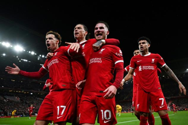 Liverpool sofre mas vence Sheffield (3-1) e recupera liderança da Premier League