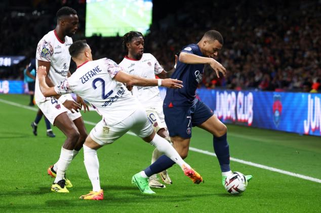 Mbappé começa no banco, e PSG empata com lanterna Clermont no Francês