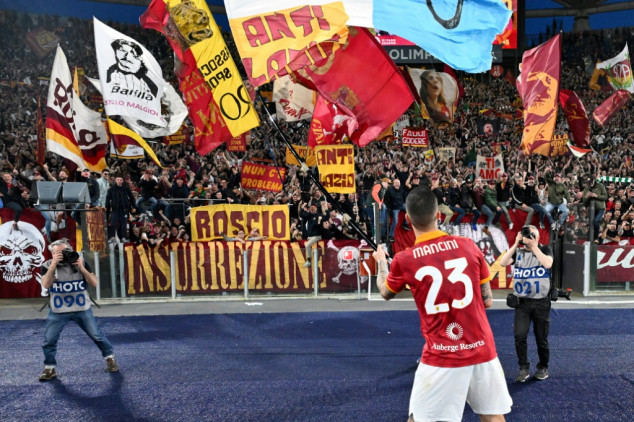Multa a Gianluca Mancini, de la Roma, por ondear banderas contra la Lazio