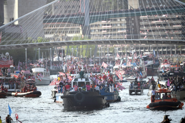 Athletic Bilbao reúne multidão em desfile de barcos para festejar título da Copa do Rei