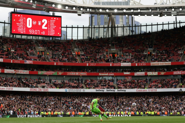 Arsenal pierde en casa 2-0 ante Aston Villa, Manchester City líder