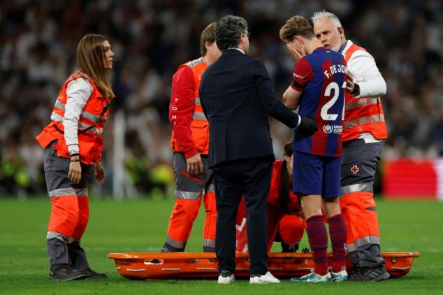 Frenkie de Jong se retira lesionado antes del descanso del Real Madrid-Barça