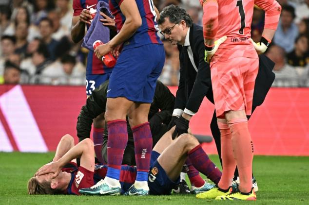 Foot: fin de saison avec le FC Barcelone pour De Jong, touché à une cheville (médias)