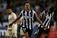 Botafogo vence Universitario (3-1) e segue vivo na Libertadores
