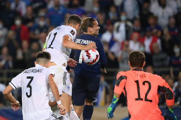 Griezmann scores but 10-man France held by Bosnia in World Cup qualifying