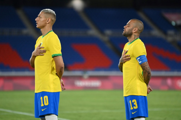 Richarlison y Dani Alves, bajas de Brasil para juegos de octubre