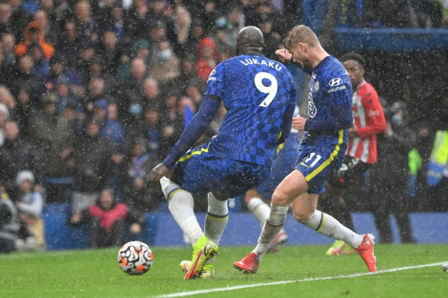 Chelsea vence Southampton (3-1) e é líder provisório da Premier; United empata com Everton