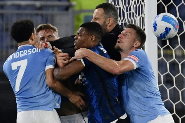 Inter lose cool in first defeat of title defence at Lazio