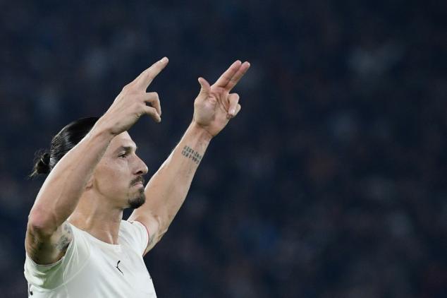 Ibrahimovic landmark keeps 10-man Milan in touch with Napoli