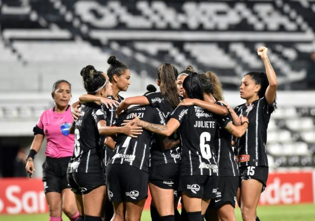 Corinthians femenina golea 8-0 a Nacional de Uruguay y protesta por 
