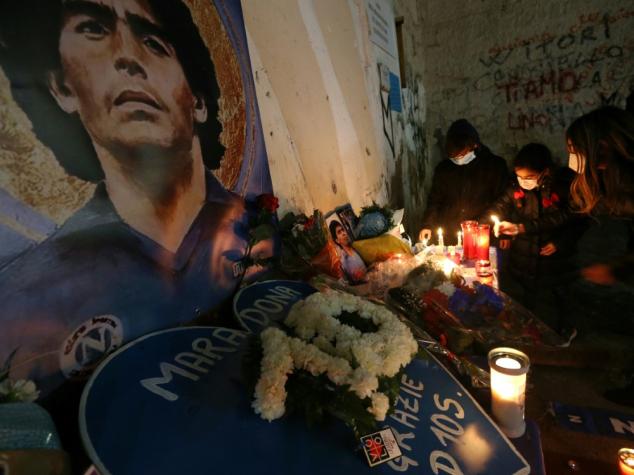 Neapel enthüllt drei Bronzestatuen zu Ehren Maradonas