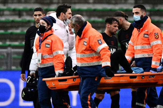Na estreia de Sergio Ramos, PSG vence Saint-Etienne e Neymar sai lesionado