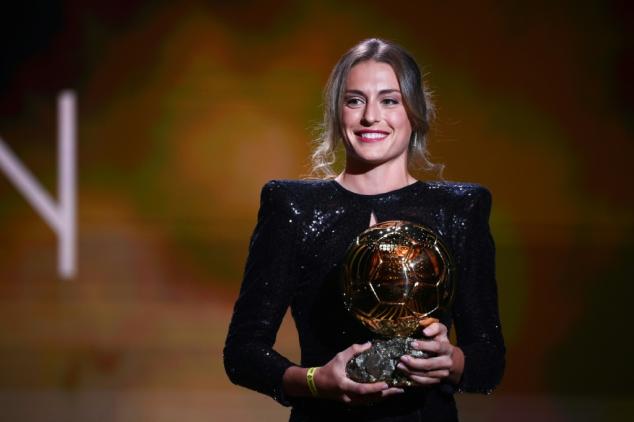 Foot: l'Espagnole Alexia Putellas  remporte le 3e Ballon d'Or féminin