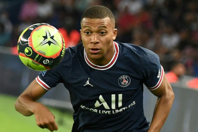 Leonardo diz que há 'boas chances' do PSG renovar com Mbappé