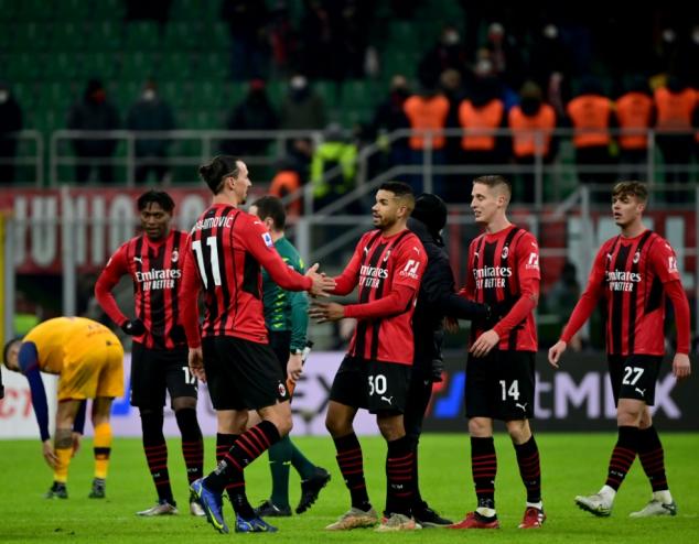 Milan vence Roma (3-1) e se aproxima da líder Inter em rodada marcada por adiamentos devido à covid