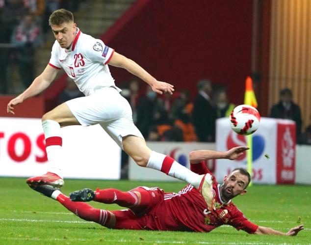 Poland striker Piatek joins Fiorentina