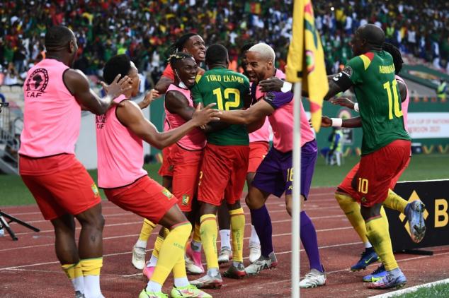 Camarões vence Gâmbia (2-0) com dois gols de Toko Ekambi e vai às semifinais da CAN
