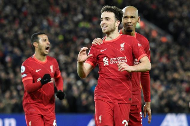 Liverpool vence Leicester (2-0) e segue a nove pontos do líder City