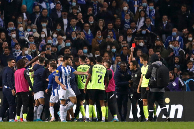Pepe sent off after 40-man brawl in Porto-Sporting
