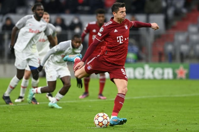 Bayern reach last eight as Lewandowski hat-trick sinks Salzburg