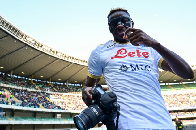 Picture perfect Osimhen's double sinks Verona to keep Napoli on Milan's tail