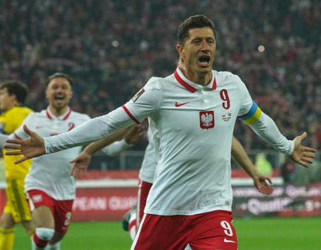 Lewandowski strikes as Poland punch World Cup ticket