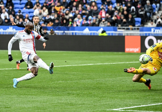 Con un estelar Mbappé, PSG golea 5-1 al Lorient