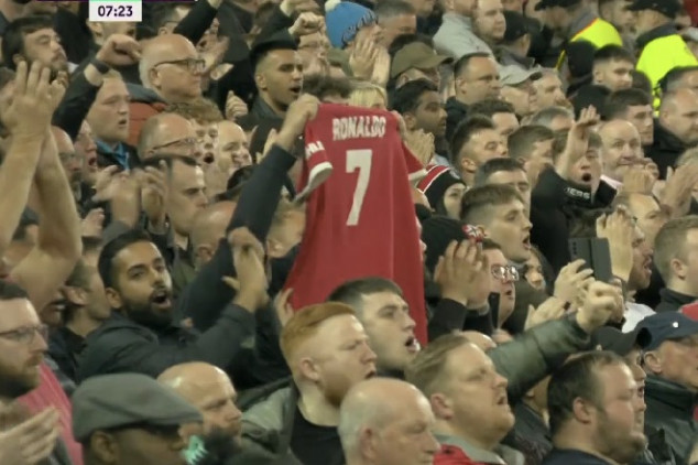 Anfield pays emotional tribute to CR7 - Video