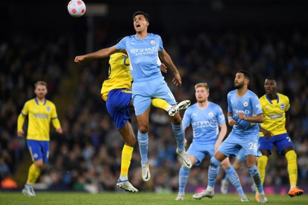 Manchester City sufre para ganar al Brighton, pero recupera el liderato