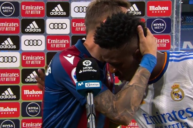 Vinicius shows classy gesture to Levante's captain
