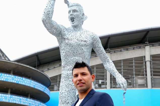Kroos hilariously reacts to statue of Aguero