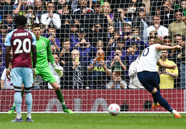 VAR criticised as Spurs earn controversial penalty