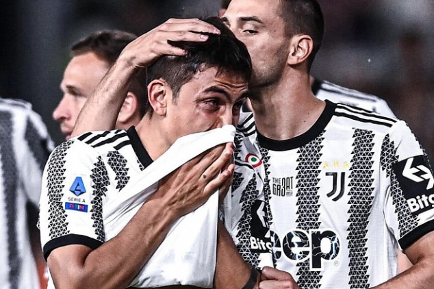 Dybala bids farewell to Juventus in tears - Video