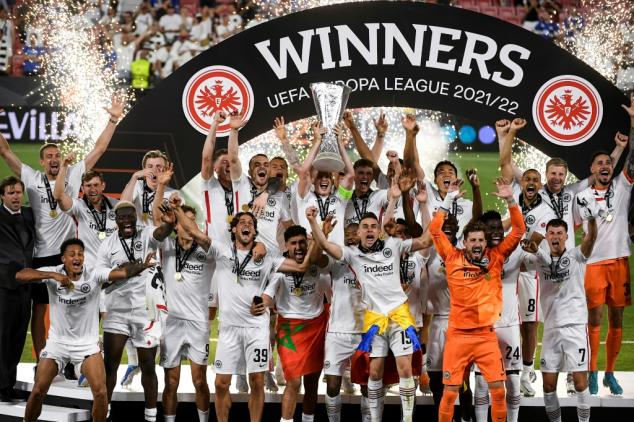 Santos Borré da el título de la Europa League al Eintracht de Fráncfort