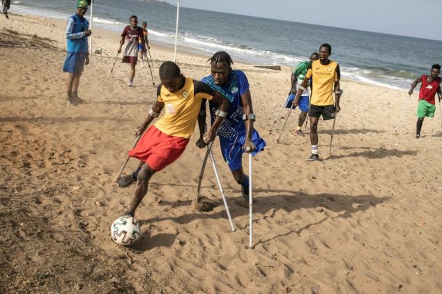 En Sierra Leona, el fútbol da esperanza a amputados por la guerra o accidentes