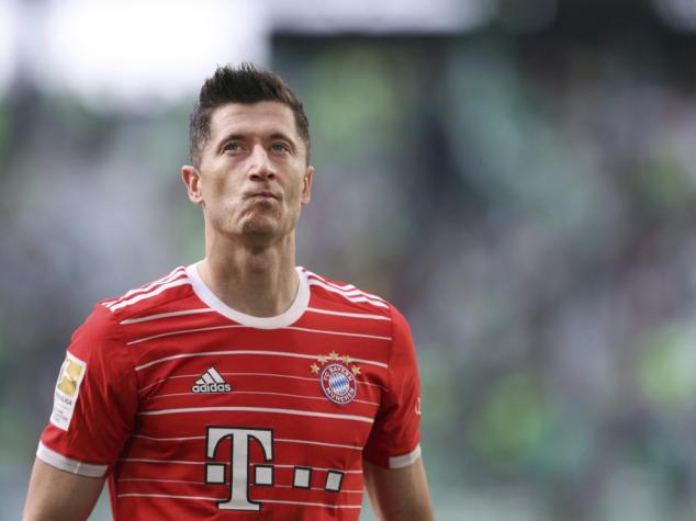 Der abwanderungswillige Weltfußballer Robert Lewandowski ist am Dienstagvormittag wie vorgesehen zum Leistungstest bei Bayern München erschienen.