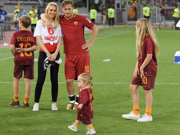 Das italienische Fußball-Idol Francesco Totti und seine Ehefrau, die Schauspielerin Ilary Blasi, haben sich nach 20 gemeinsamen Jahren getrennt.
