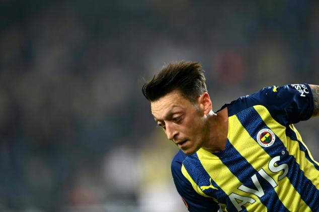 Fenerbahçe anuncia saída do meia alemão Mesut Özil