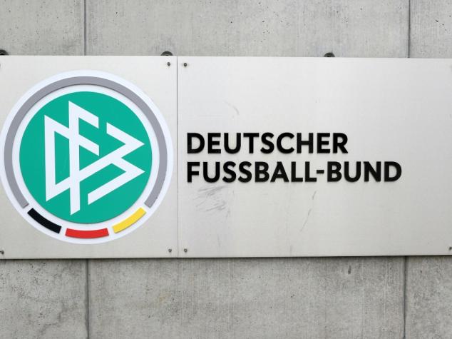 Der Deutsche Fußball-Bund (DFB) erweitert zur kommenden Saison seine langjährige Partnerschaft mit der Online-Druckerei Flyeralarm.