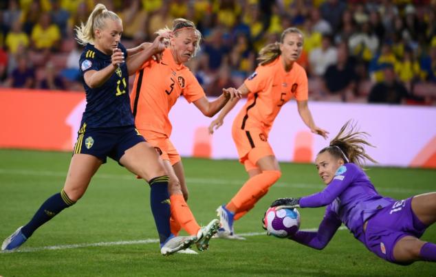 Daphne van Domselaar expected to have a better view of watching the Netherlands defend their title as European champions than she did as a fan from the stands at Euro 2017 on home soil.