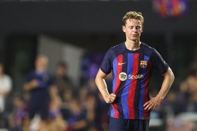 EPL legend hits out at Barca for De Jong treatment