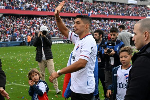 Foot: liesse populaire pour le retour de Luis Suarez dans le club de ses débuts