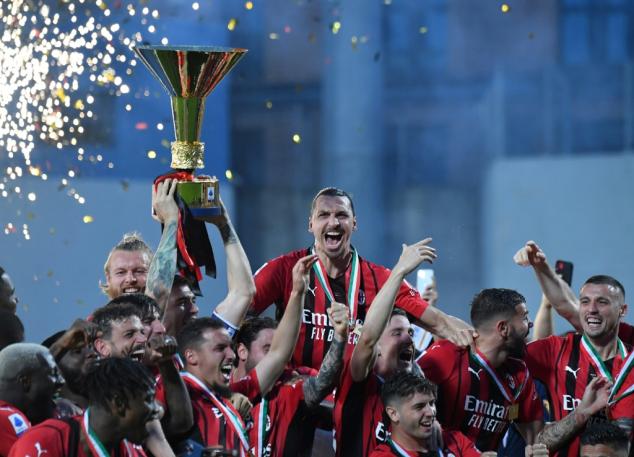 Rivals jostle for Milan's Serie A crown