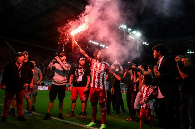 Más de 20.000 hinchas dan la bienvenida al brasileño Marcelo en Olympiacos
