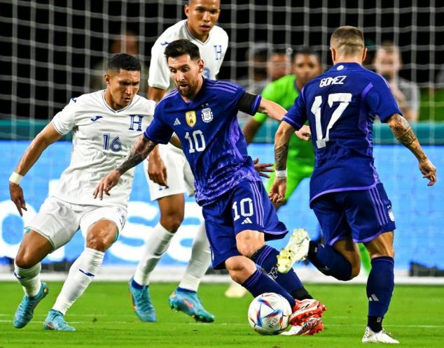 Argentina golea a Honduras por 3-0 con un inspirado Leo Messi